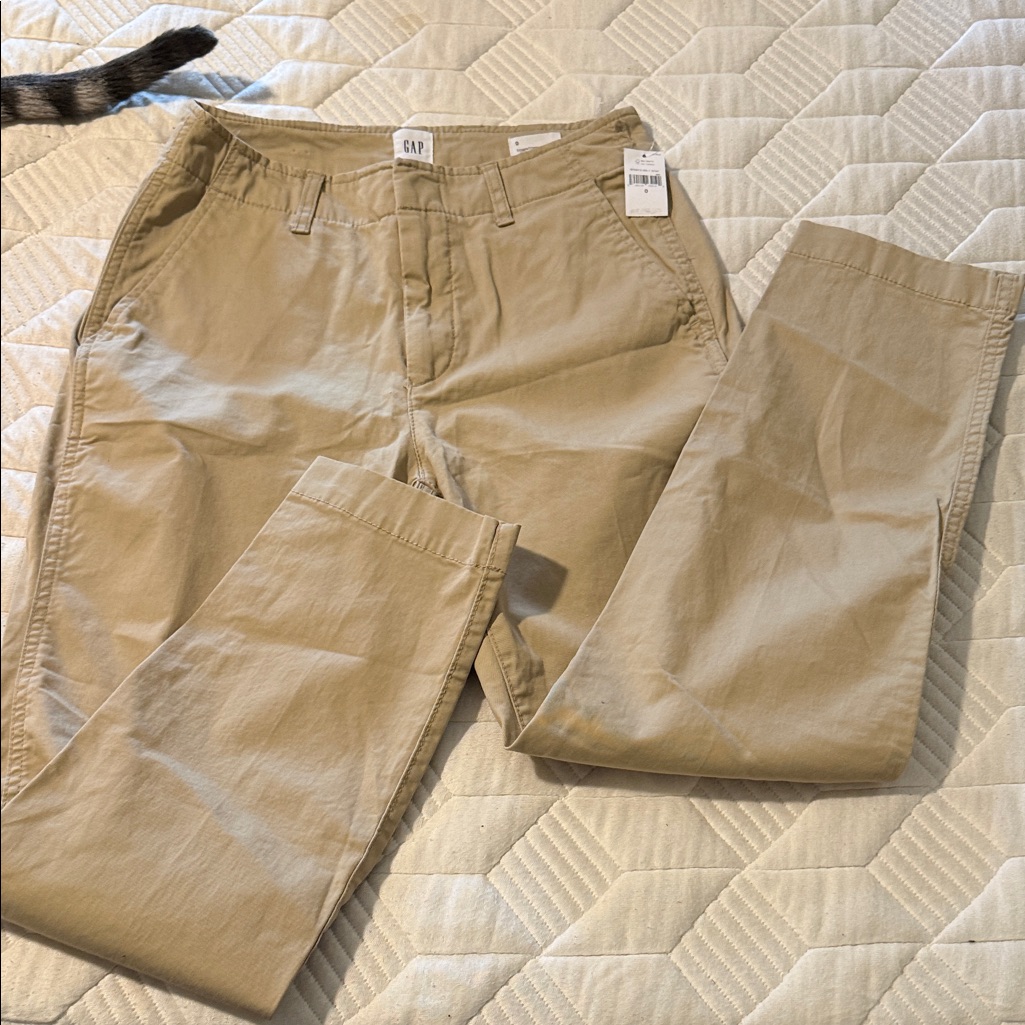 Gap Women’s Khaki Chinos Size 0, 25” Inseam.
